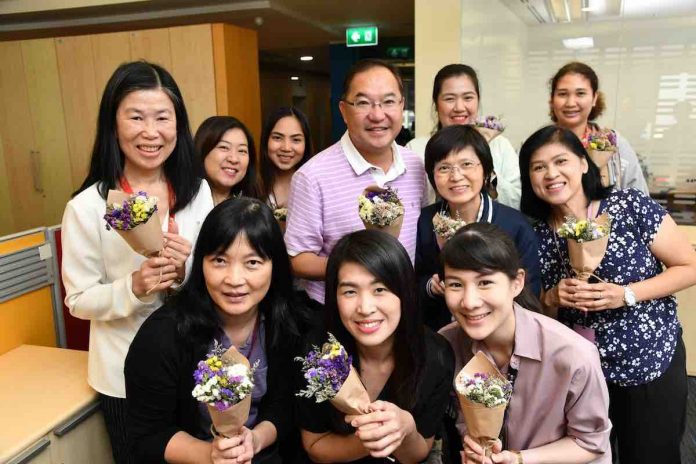 Mr. Victor Seah handed out flowers to female staff (3)