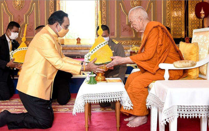 นายกฯถวายเทียนพรรษา12