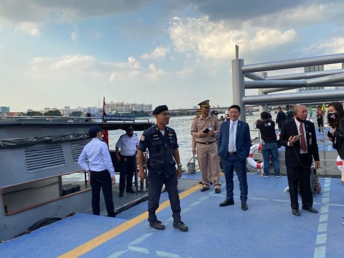 จ่อนั่งเรือหนี