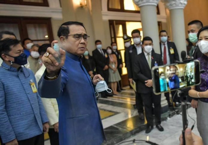 นายกฉีดสเปรย์