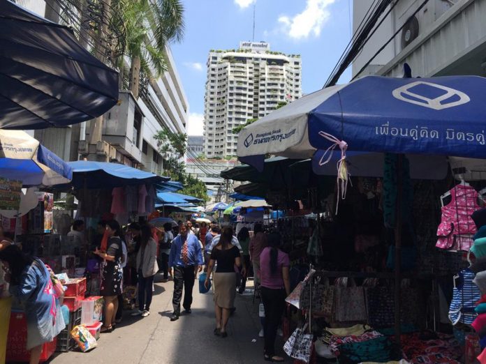 ตลาดละลายทรัพย์-คึกคัก