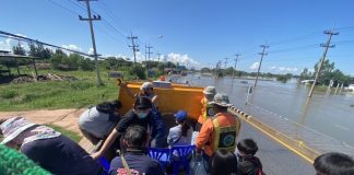 ไม่ทิ้งกัน!…กรมทางหลวงชนบทลงพื้นที่ช่วยเหลือผู้ประสบภัยต่อเนื่อง ส่งมอบน้ำดื่ม จัดรถบรรทุกรับส่งประชาชนใน จ.ชัยภูมิ