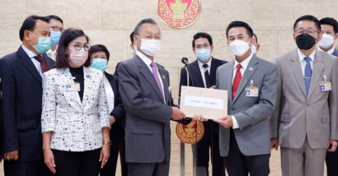 เพื่อไทย-ยื่น นส.ชวน