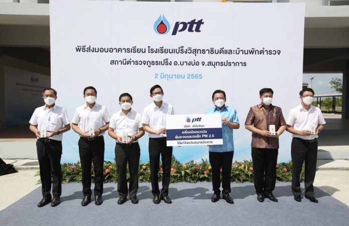 446E21C4-DF56-46F3-B3B1-9195DD4D7265