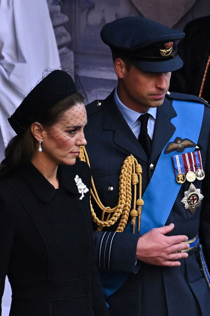 kate_BRITAIN-ROYALS-QUEEN-682x1024