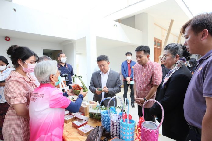 ดร.ดนุช ลงพื้นที่โครงการรับฟัง จ.ประจวบคีรีขันธ์ (1)