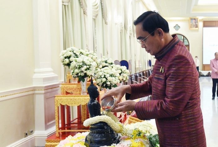 นายกสรงน้ำพระ