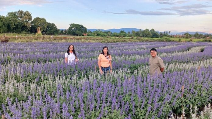 ดร.รจนาและทีมวิจัย ณ Ilove flower farm