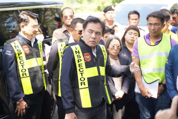 สุรพงษ์ลงรถทัวร์
