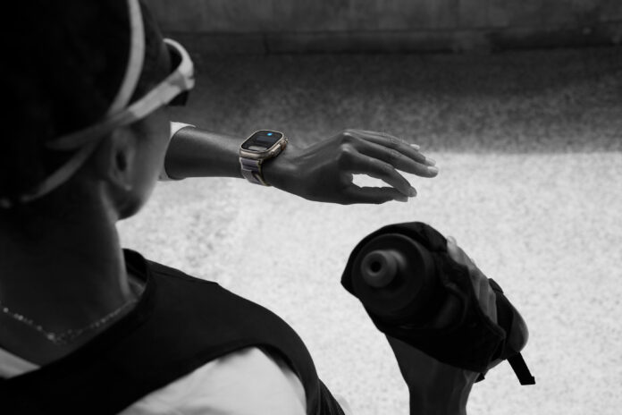Apple-Watch-Ultra-2-lifestyle-double-tap-gesture