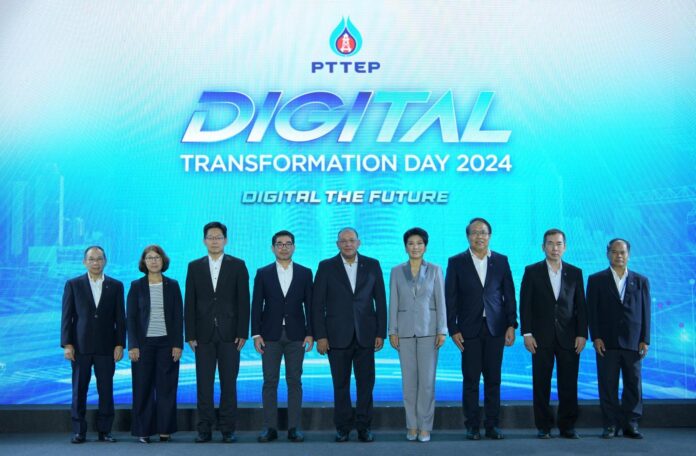 Mr. Montri Rawanchaikul (center), chief executive officer of PTT Exploration and Production Public Company Limited ( PTTEP ), together with top executives, led the opening ceremony of Digital Transformation Day 2024, held under the theme “Digital the Future, ” at the Energy Complex.