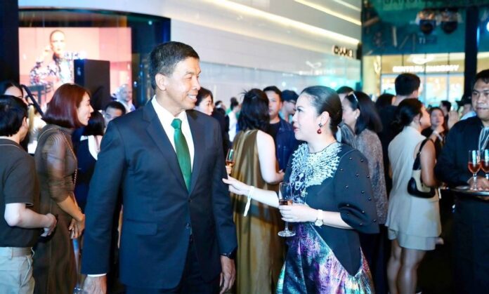 2 ผู้ว่าฯ“ททท.-กทม.”บูมเวิลด์อีเวนต์ BANGKOK 3024 ฐาปนีย์ เกียรติไพบูลย์ ผู้ว่าการ ททท. กับชัชชาติ สิทธิพันธุ์ ผู้ว่าการกทม.ร่วมงานฉลอง 10 ปี เซนทรัล เอ็มบาสซี่ นำร่องจัด BANGKOK 3024 ศิลปะแห่งอนาคตกรุงเทพฯ 1,000 ปีหน้า ชูโรงไทยเป็นฮับงานเวิลด์ คลาส อีเวนต์
