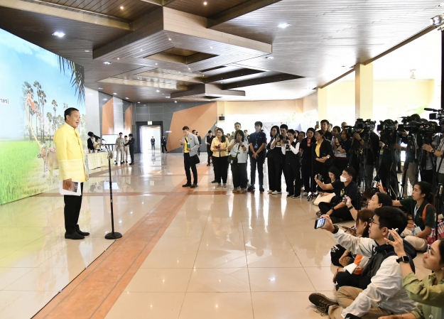 Prime Minister Srettha Thavisin Press conference to increase the minimum wage to 400 baht