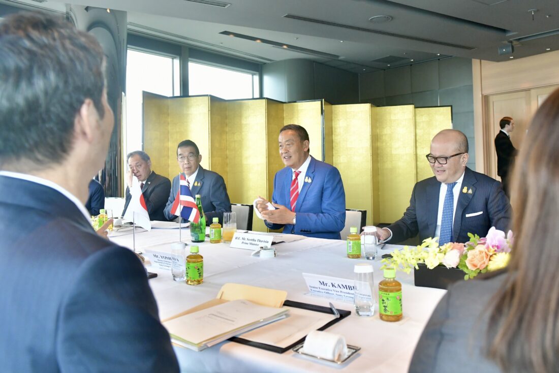 The Prime Minister meets and discusses with executives of major companies from Japan.
