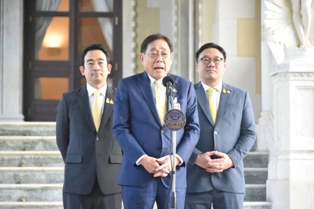 “นายพิชัย ชุณหวชิร” รองนายกรัฐมนตรีและรมว.คลัง และ “นายจุลพันธ์ อมรวิวัฒน์-นายเผ่าภูมิ โรจนสกุล”