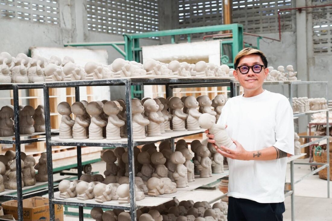 อรรถเทพ สมัครธัญกิจ ผู้ก่อตั้งแบรนด์อารมณ์ดินสตูดิโอ ผู้สร้างสรรค์เซรามิกลำปางวางขายในร้านคิง เพาเวอร์