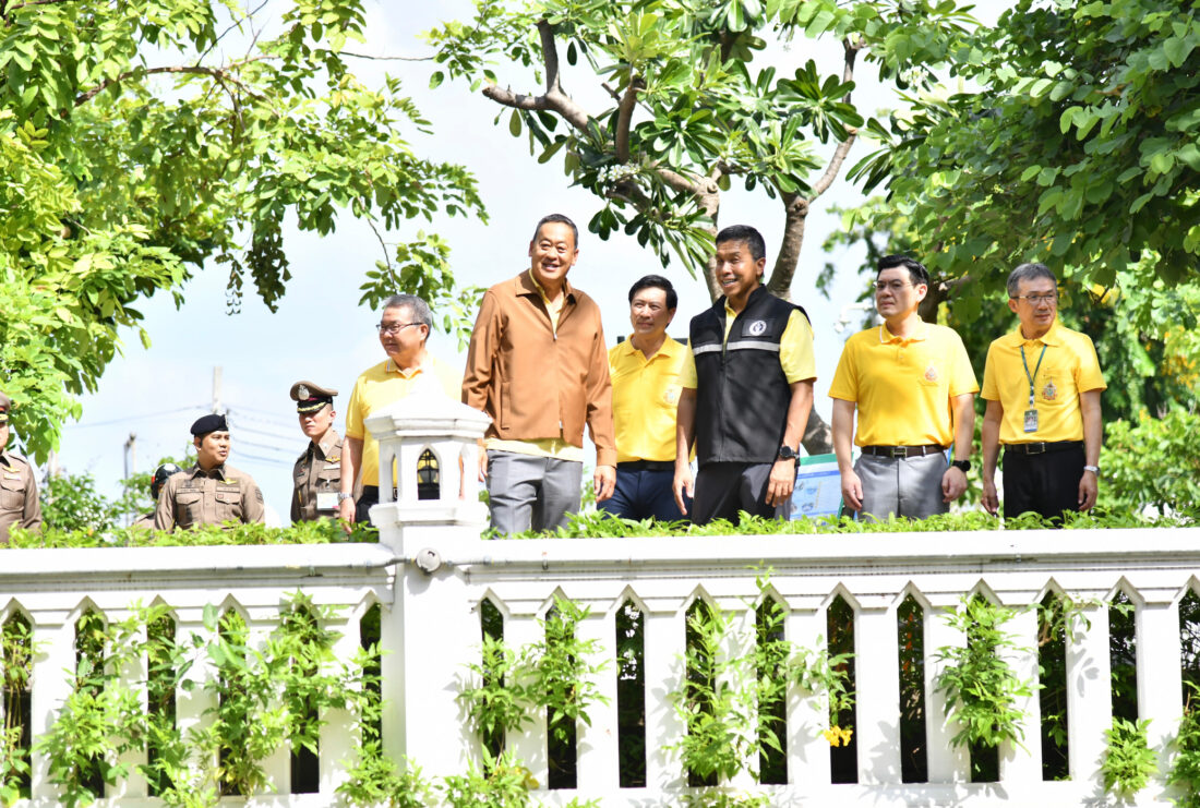 ตรวจเยี่ยมการฝึกซ้อมกำลังพลฝีพาย และชมการสาธิตการพายประกอบการเห่เรือพระราชพิธี
