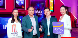 Mr. Virach Sithivaraporn (second from right), Senior Executive Vice President of Marketing, AEON Thana Sinsap (Thailand) Public Company Limited, together with Mr. Surachedh Assawaruenganun (second from left), Chief Media & Content Officer Major Cineplex Group Public Company Limited