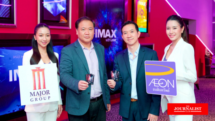 Mr. Virach Sithivaraporn (second from right), Senior Executive Vice President of Marketing, AEON Thana Sinsap (Thailand) Public Company Limited, together with Mr. Surachedh Assawaruenganun (second from left), Chief Media & Content Officer Major Cineplex Group Public Company Limited