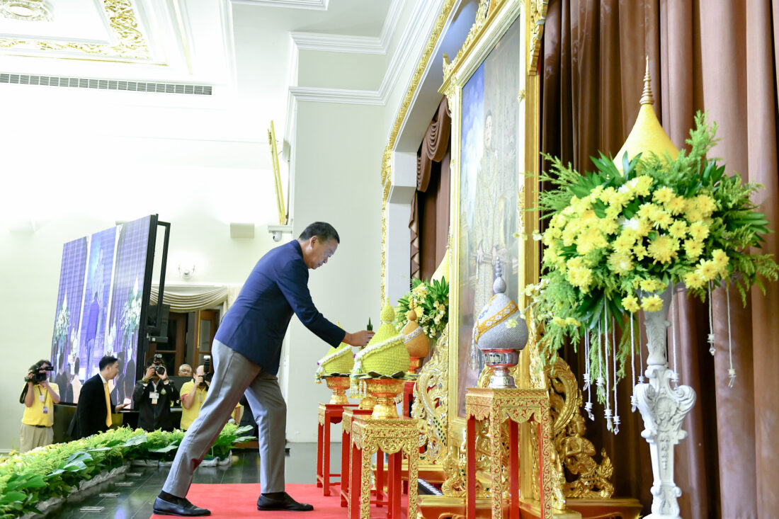 นายกฯ มอบอุปกรณ์แก่คนพิการ