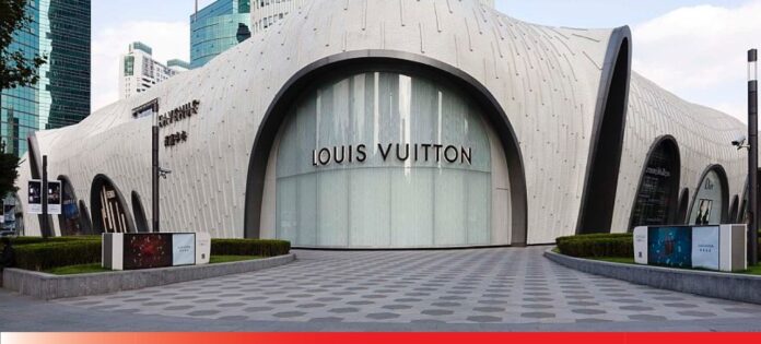 LV_China คนรุ่นใหม่จีนได้รับผลกระทบจากภาวะเศรษฐกิจต้องรีบตัดค่าใช้จ่ายอย่างหนัก รวมถึงเลิกซื้อของหรูอย่าง Louis Vuitton , Chanel และ Prada