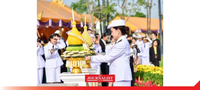 PM นายกรัฐมนตรีและคู่สมรส เป็นประธานพิธีวางพานพุ่มดอกไม้